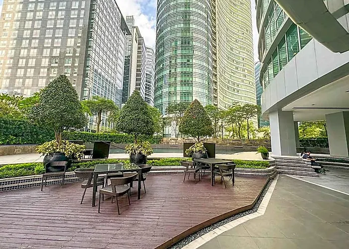 Tropical Oasis W/ View Of Bgc + 100mbps Wifi Hotel 4*