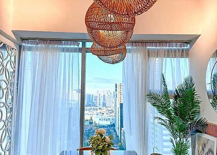 Tropical Oasis W/ View Of Bgc + 100mbps Wifi Hotel
