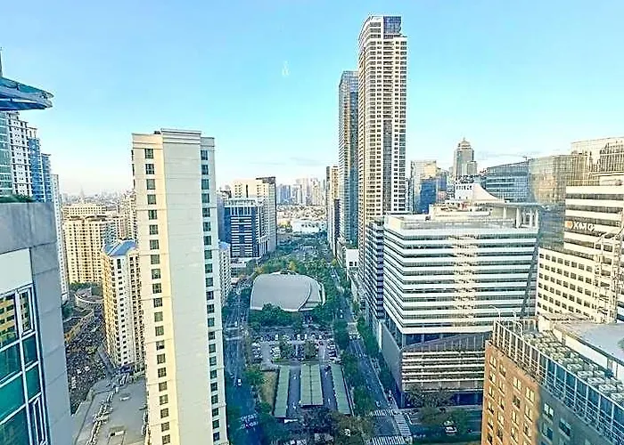Tropical Oasis W/ View Of Bgc + 100mbps Wifi Hotel
