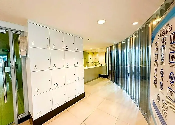Tropical Oasis W/ View Of Bgc + 100mbps Wifi Hotel 4*